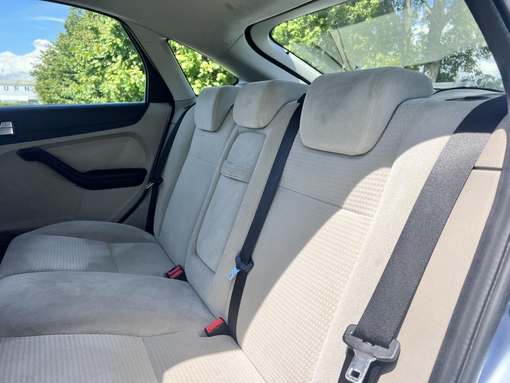 Ford Focus 1.6 Ghia Hatchback 5dr Petrol Automatic (184 g/km, 99 bhp)