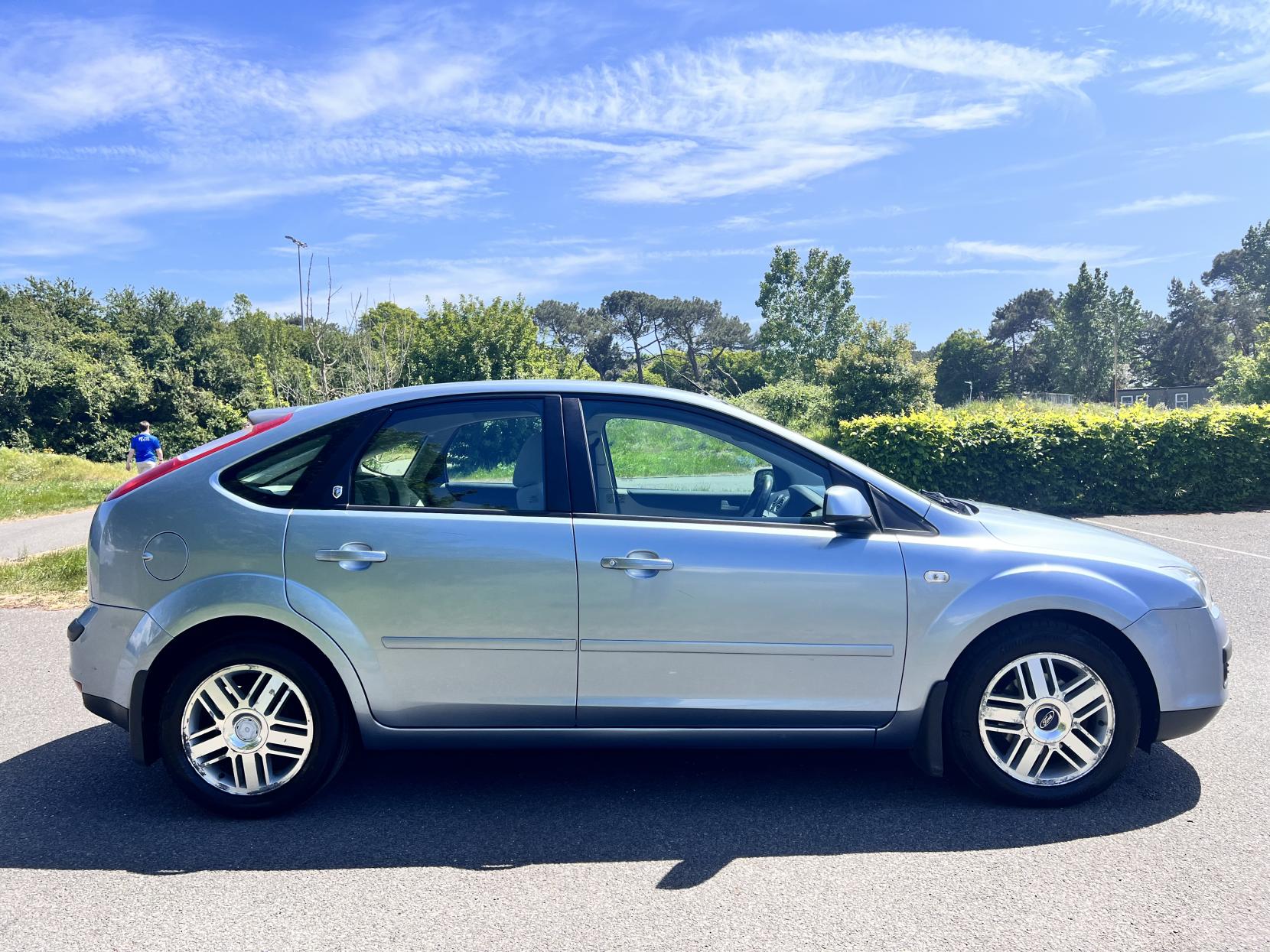 Ford Focus 1.6 Ghia Hatchback 5dr Petrol Automatic (184 g/km, 99 bhp)