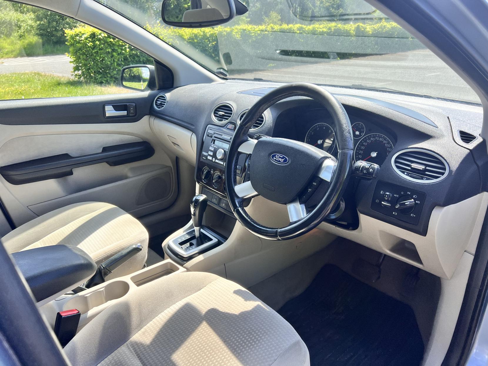 Ford Focus 1.6 Ghia Hatchback 5dr Petrol Automatic (184 g/km, 99 bhp)