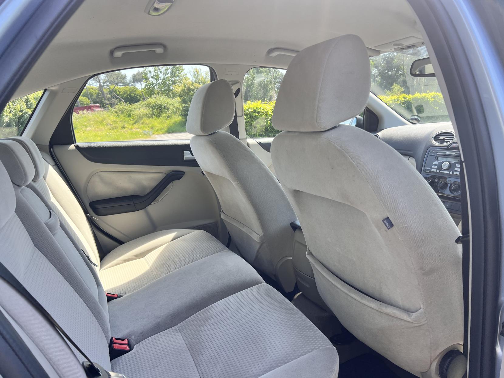 Ford Focus 1.6 Ghia Hatchback 5dr Petrol Automatic (184 g/km, 99 bhp)
