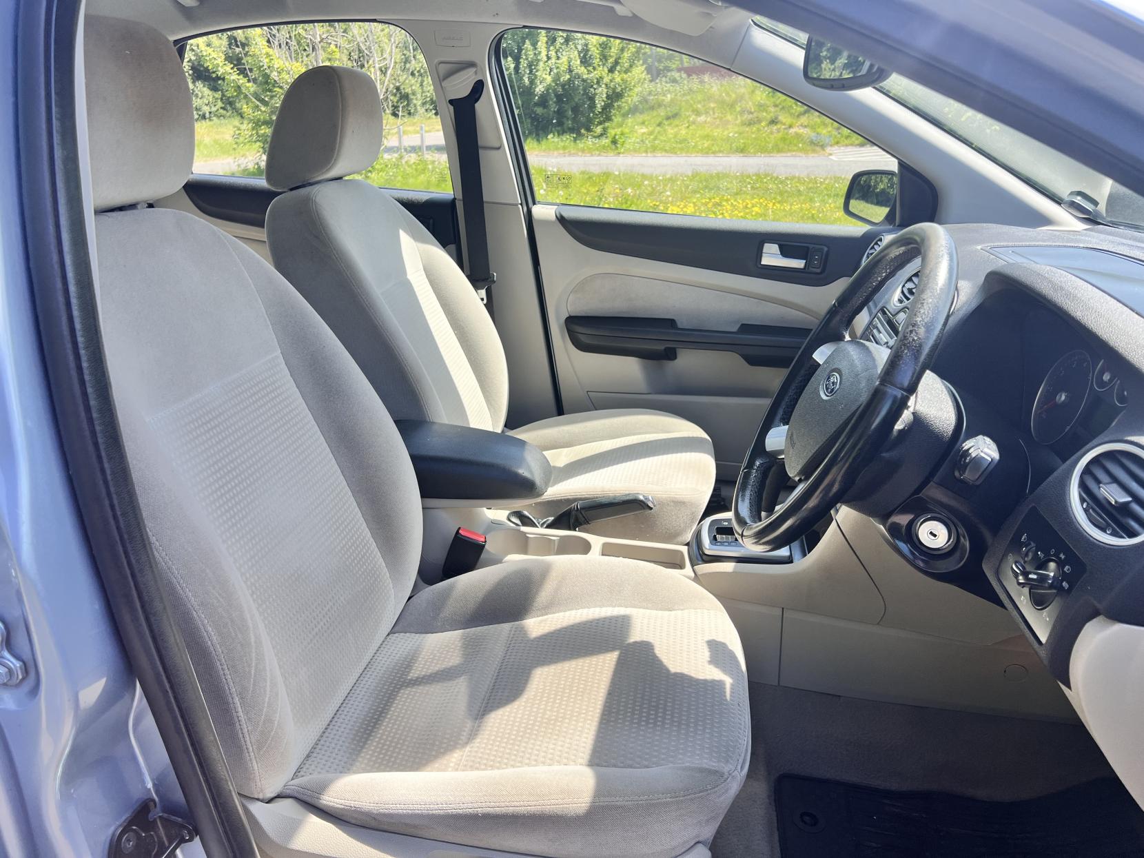 Ford Focus 1.6 Ghia Hatchback 5dr Petrol Automatic (184 g/km, 99 bhp)
