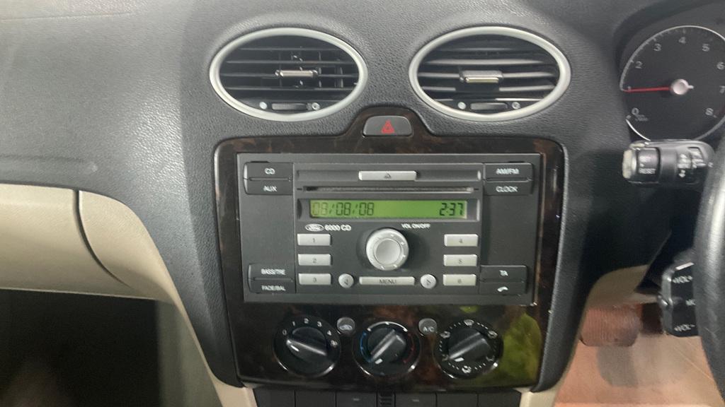 Ford Focus 1.6 Ghia Hatchback 5dr Petrol Automatic (184 g/km, 99 bhp)