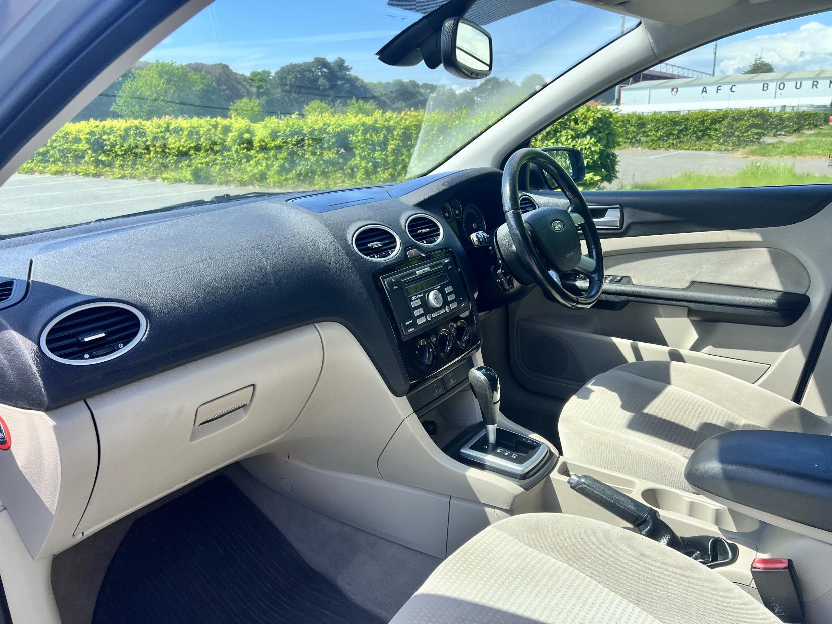 Ford Focus 1.6 Ghia Hatchback 5dr Petrol Automatic (184 g/km, 99 bhp)