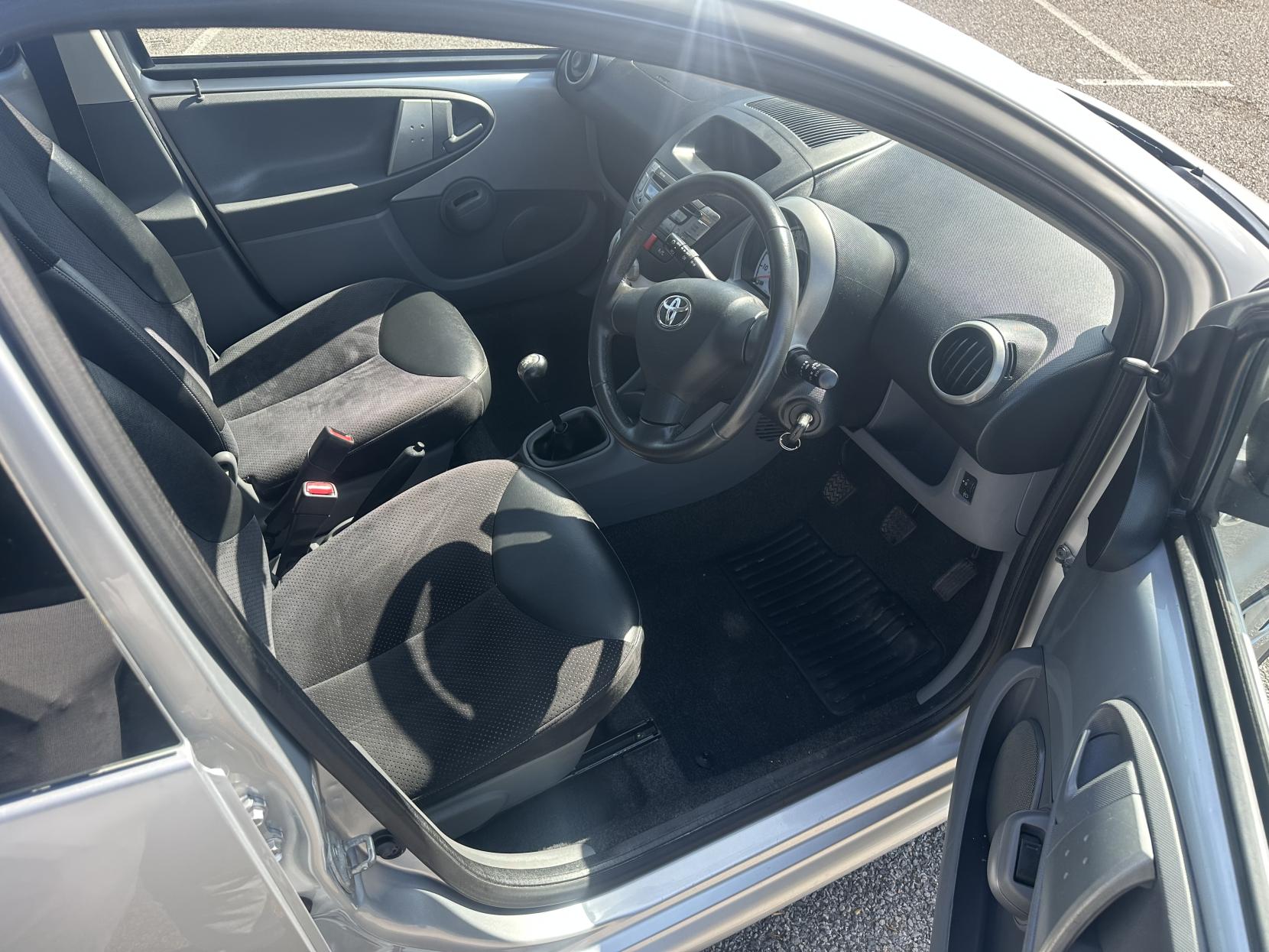 Toyota AYGO 1.0 VVT-i Ice Hatchback 5dr Petrol Manual Euro 5 (67 ps)