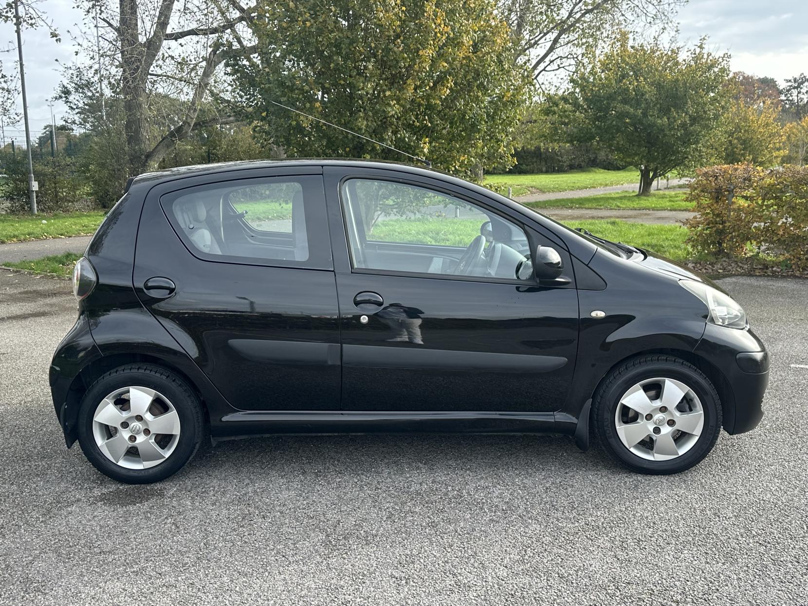 Toyota AYGO 1.0 VVT-i Black Hatchback 5dr Petrol Manual Euro 4 (AC) (67 bhp)