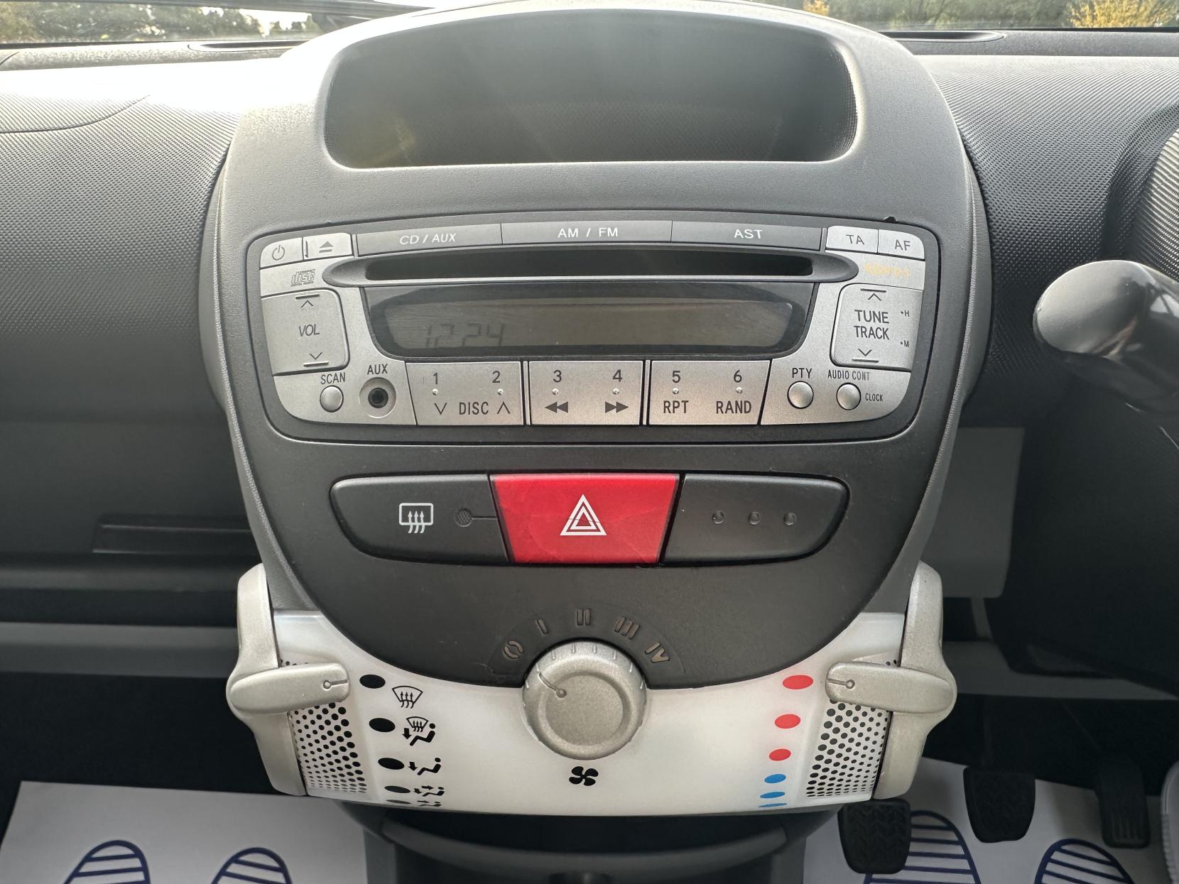 Toyota AYGO 1.0 VVT-i Black Hatchback 5dr Petrol Manual Euro 4 (AC) (67 bhp)