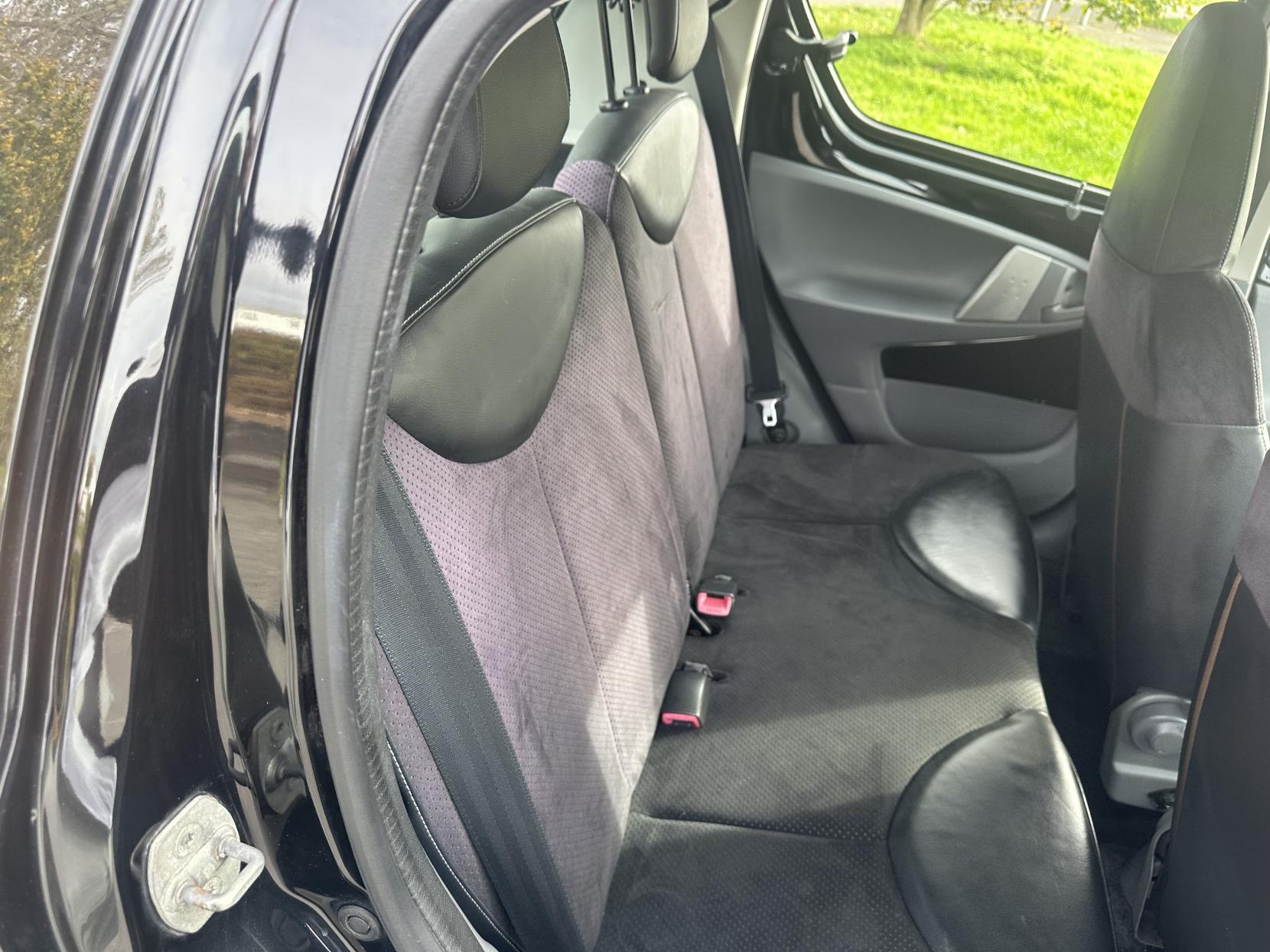 Toyota AYGO 1.0 VVT-i Black Hatchback 5dr Petrol Manual Euro 4 (AC) (67 bhp)