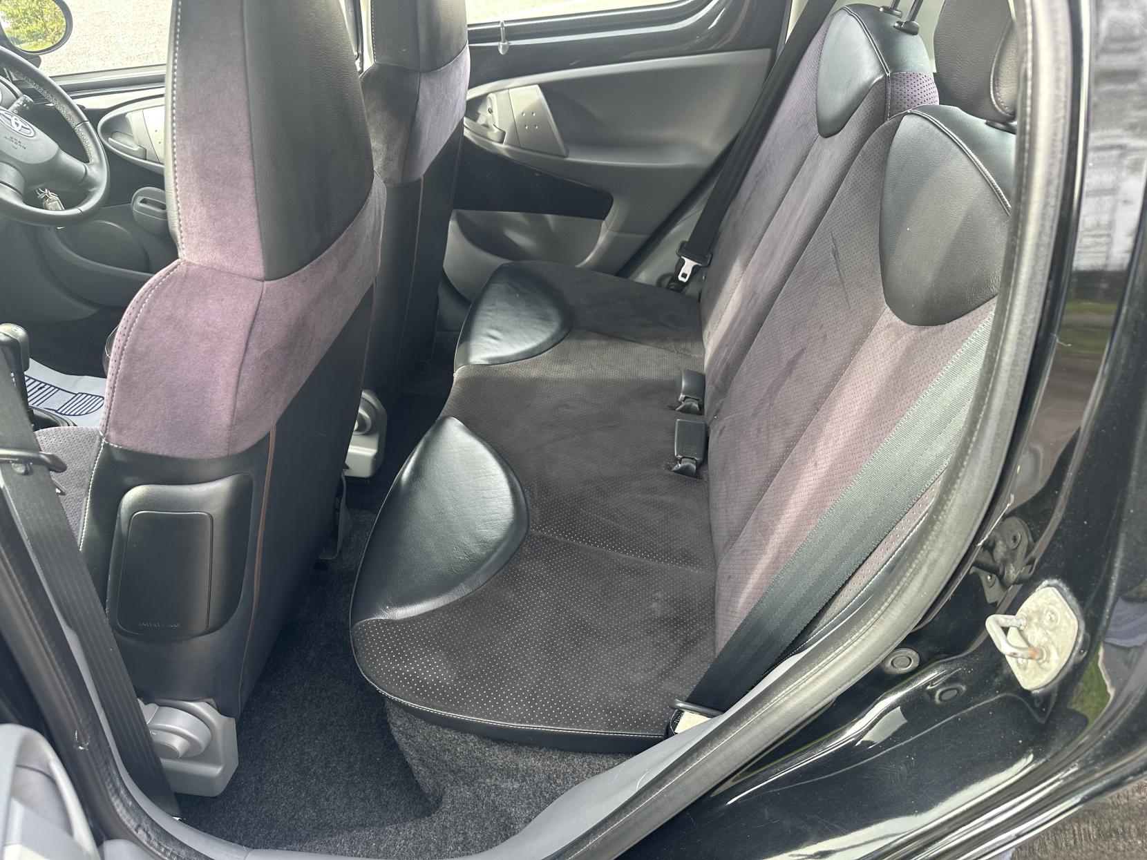 Toyota AYGO 1.0 VVT-i Black Hatchback 5dr Petrol Manual Euro 4 (AC) (67 bhp)