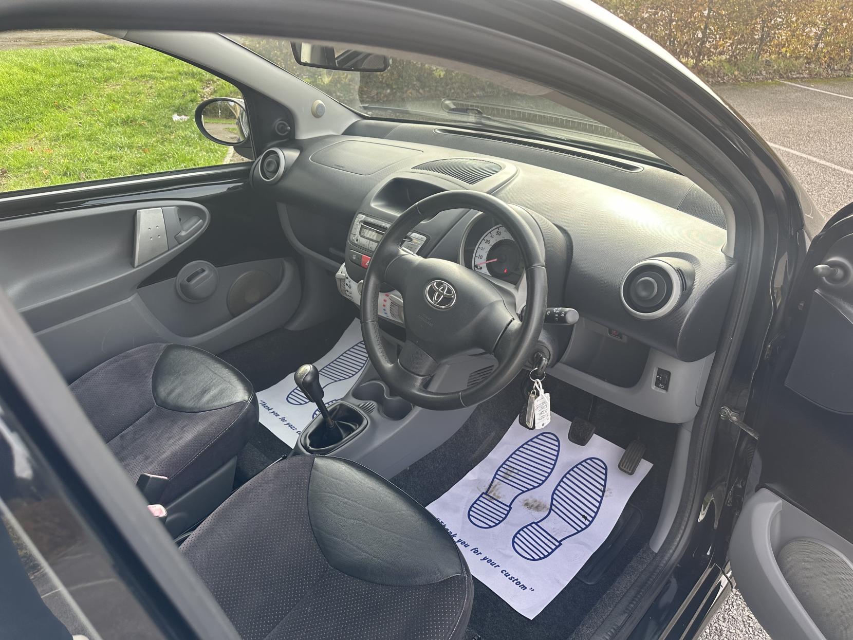 Toyota AYGO 1.0 VVT-i Black Hatchback 5dr Petrol Manual Euro 4 (AC) (67 bhp)