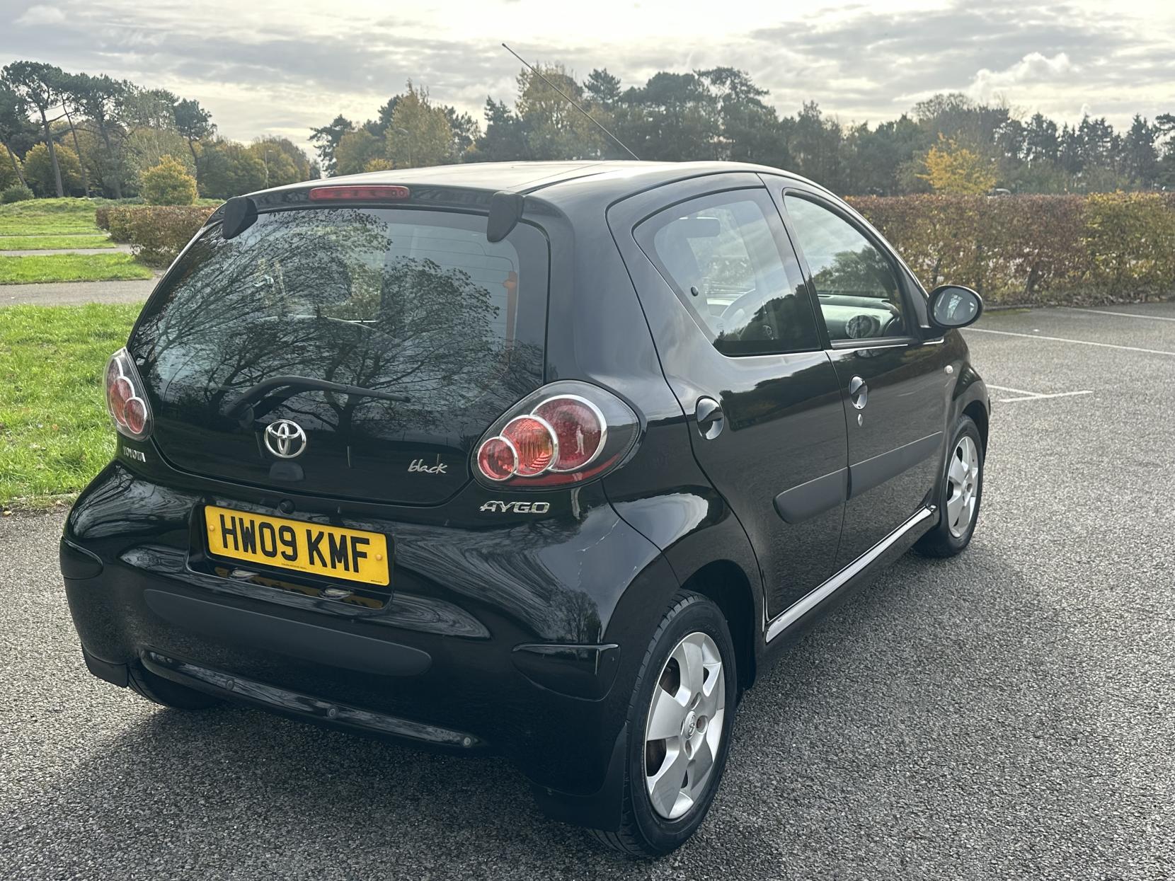 Toyota AYGO 1.0 VVT-i Black Hatchback 5dr Petrol Manual Euro 4 (AC) (67 bhp)