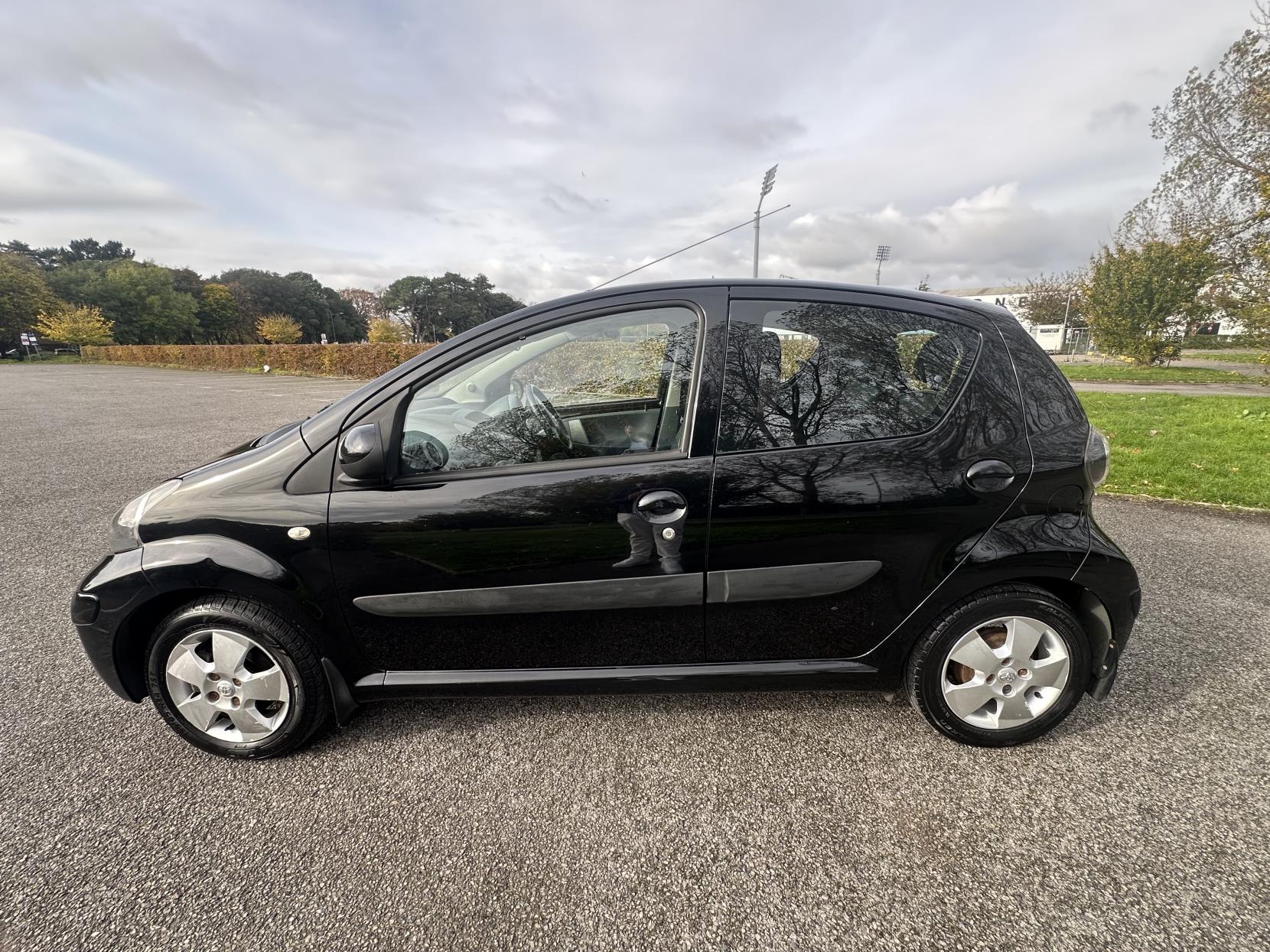 Toyota AYGO 1.0 VVT-i Black Hatchback 5dr Petrol Manual Euro 4 (AC) (67 bhp)