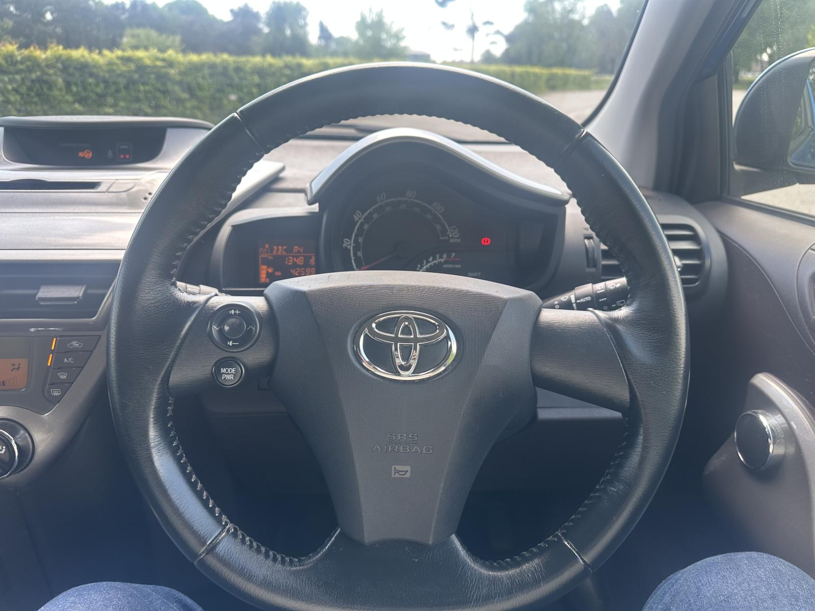 Toyota iQ 1.0 VVT-i 2 Hatchback 3dr Petrol Manual Euro 4 (68 bhp)