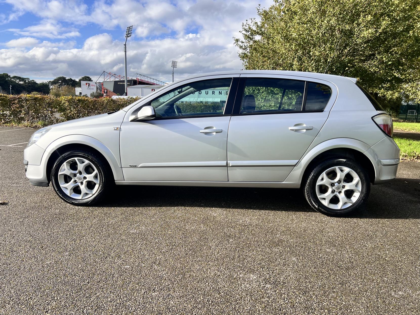 Vauxhall Astra 1.6i 16v SXi Hatchback 5dr Petrol Manual (158 g/km, 103 bhp)