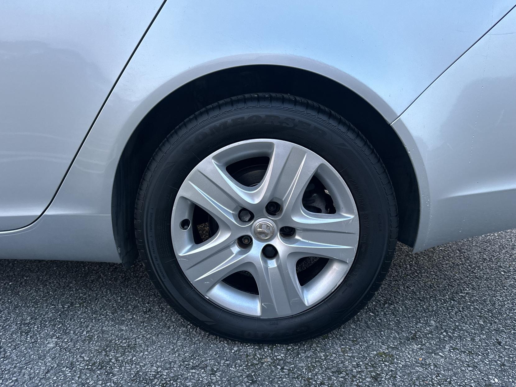 Vauxhall Insignia 1.8 16V Exclusiv Hatchback 5dr Petrol Manual Euro 5 (140 ps)