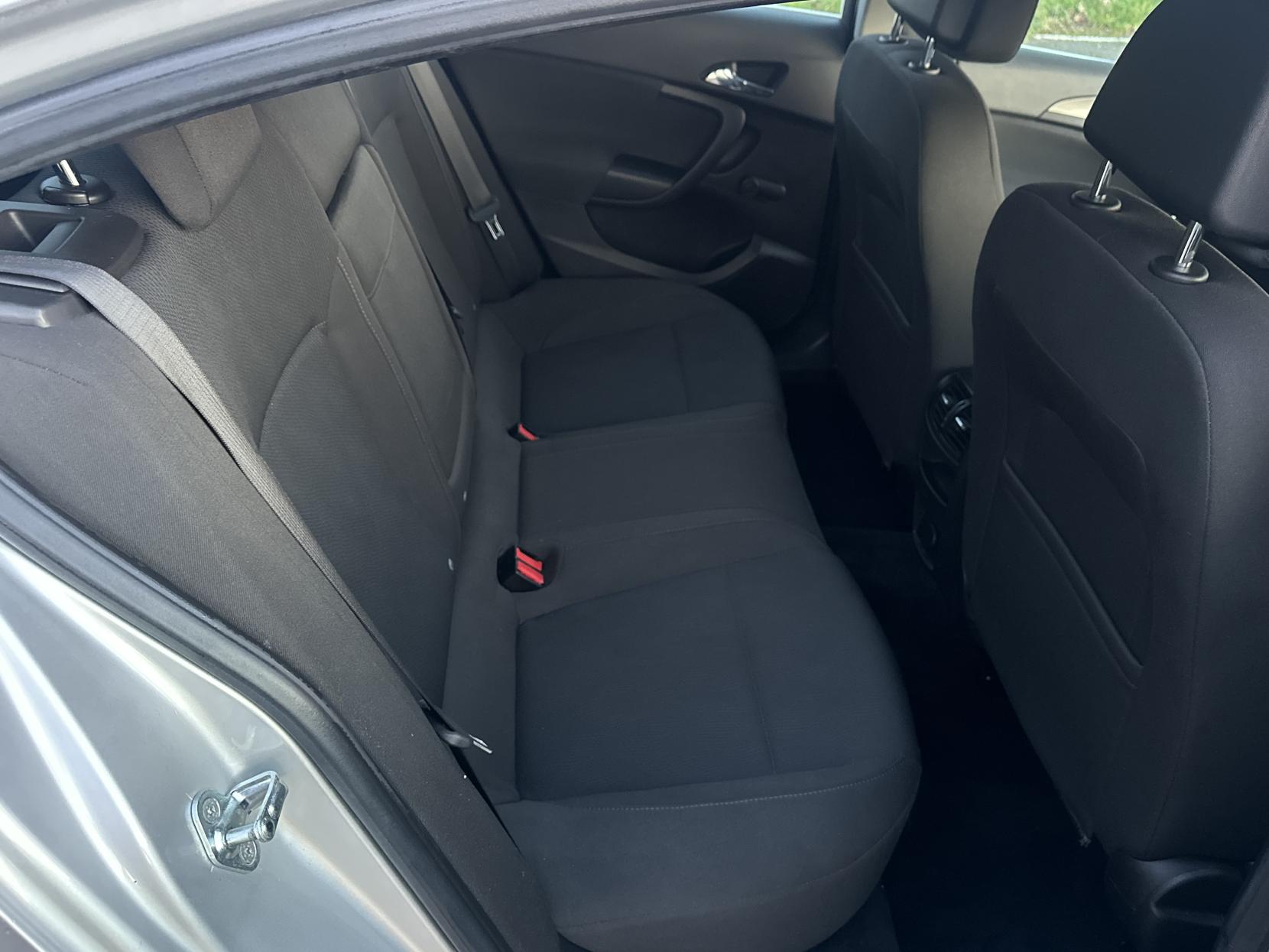 Vauxhall Insignia 1.8 16V Exclusiv Hatchback 5dr Petrol Manual Euro 5 (140 ps)