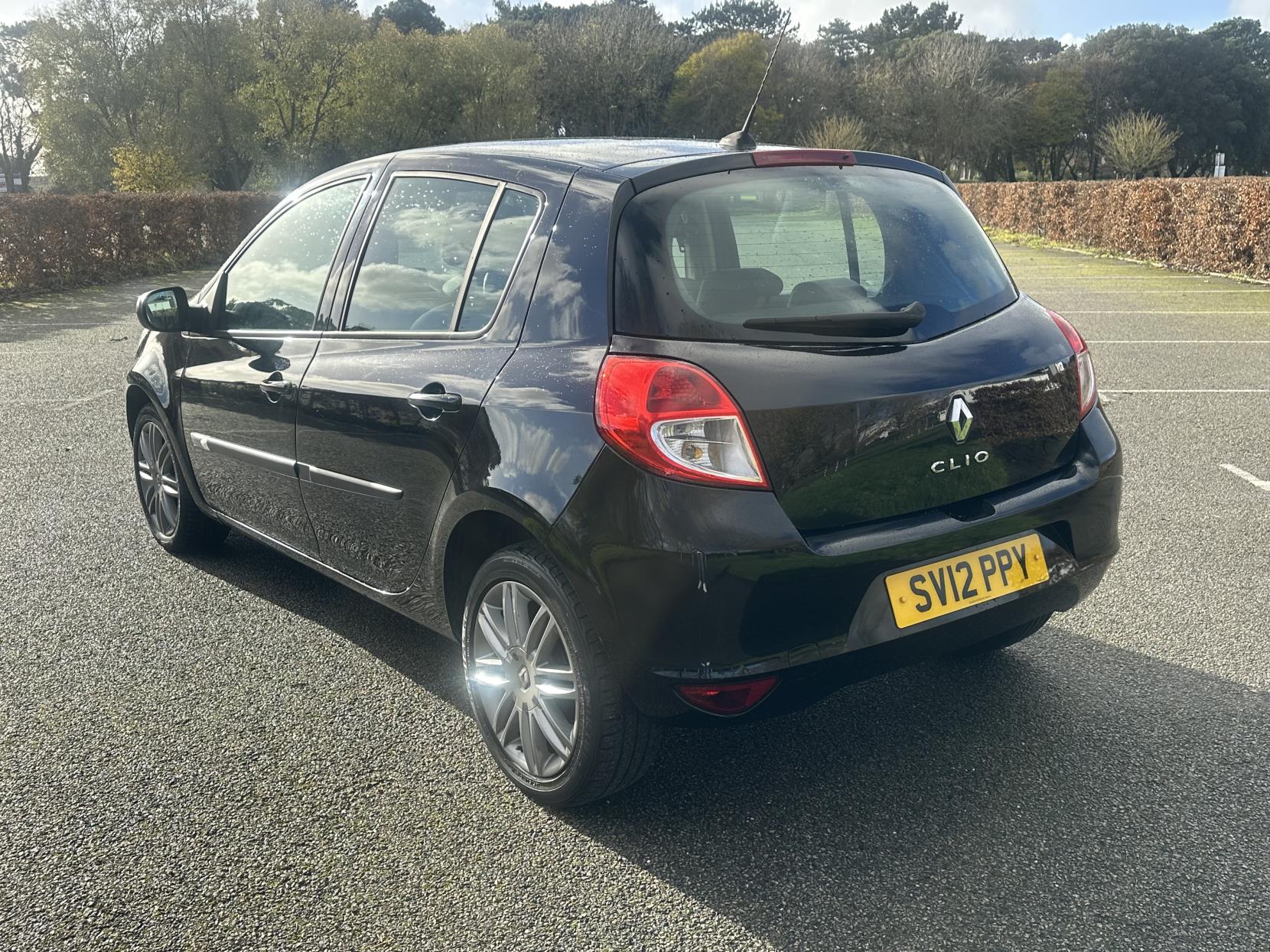 Renault Clio 1.2 Dynamique TomTom Hatchback 5dr Petrol Manual Euro 5 (75 ps)