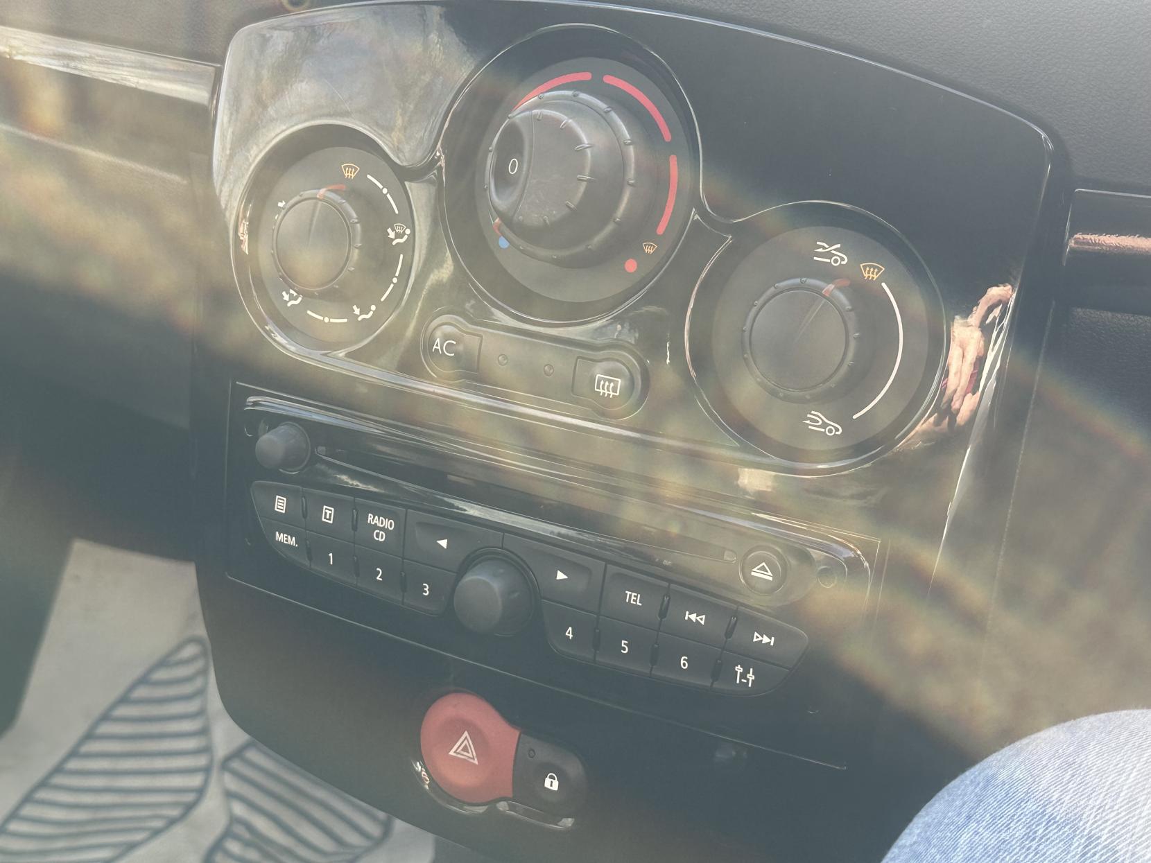 Renault Clio 1.2 Dynamique TomTom Hatchback 5dr Petrol Manual Euro 5 (75 ps)