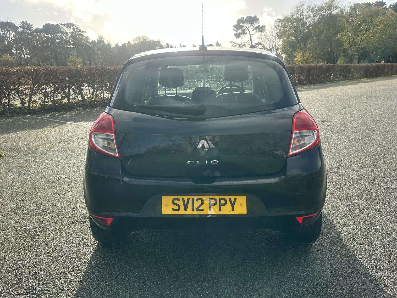 Renault Clio 1.2 Dynamique TomTom Hatchback 5dr Petrol Manual Euro 5 (75 ps)