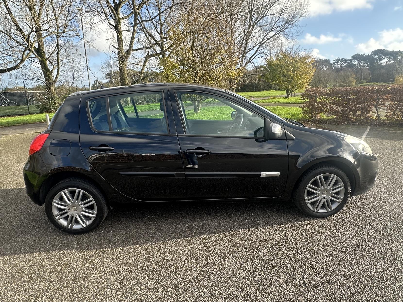 Renault Clio 1.2 Dynamique TomTom Hatchback 5dr Petrol Manual Euro 5 (75 ps)