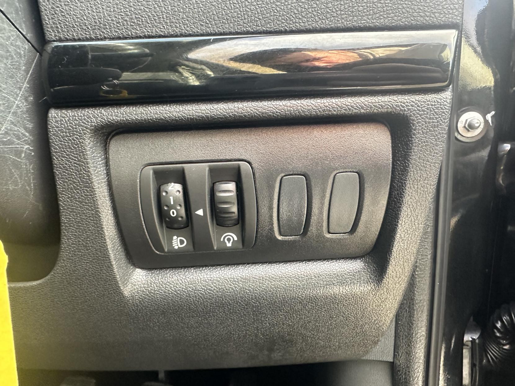 Renault Clio 1.2 Dynamique TomTom Hatchback 5dr Petrol Manual Euro 5 (75 ps)