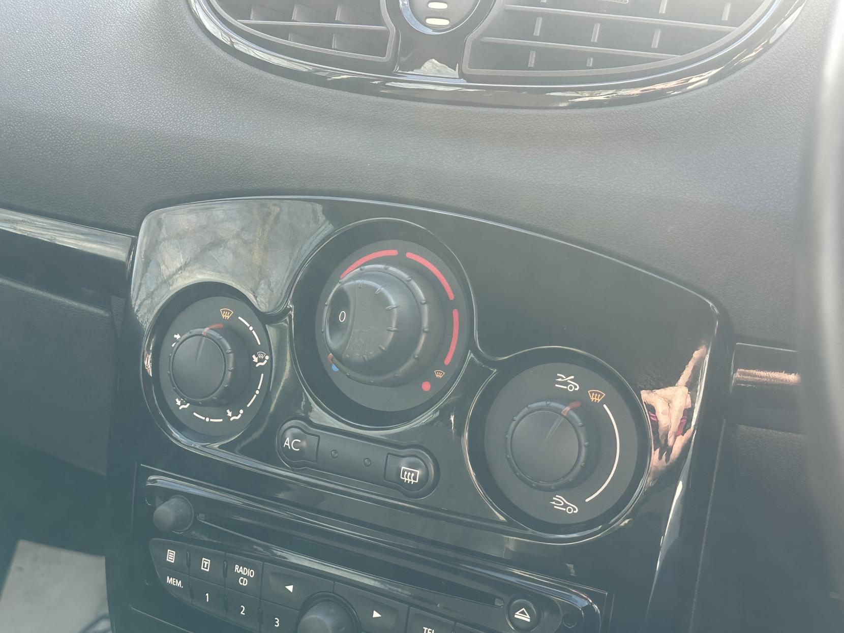 Renault Clio 1.2 Dynamique TomTom Hatchback 5dr Petrol Manual Euro 5 (75 ps)