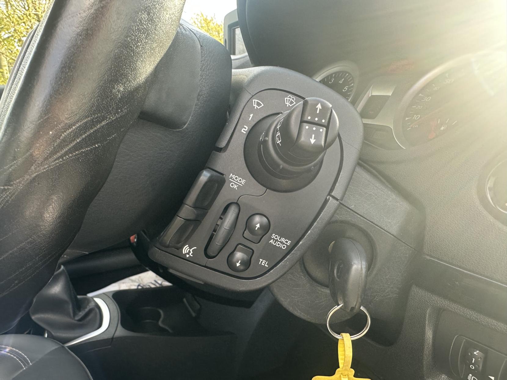 Renault Clio 1.2 Dynamique TomTom Hatchback 5dr Petrol Manual Euro 5 (75 ps)