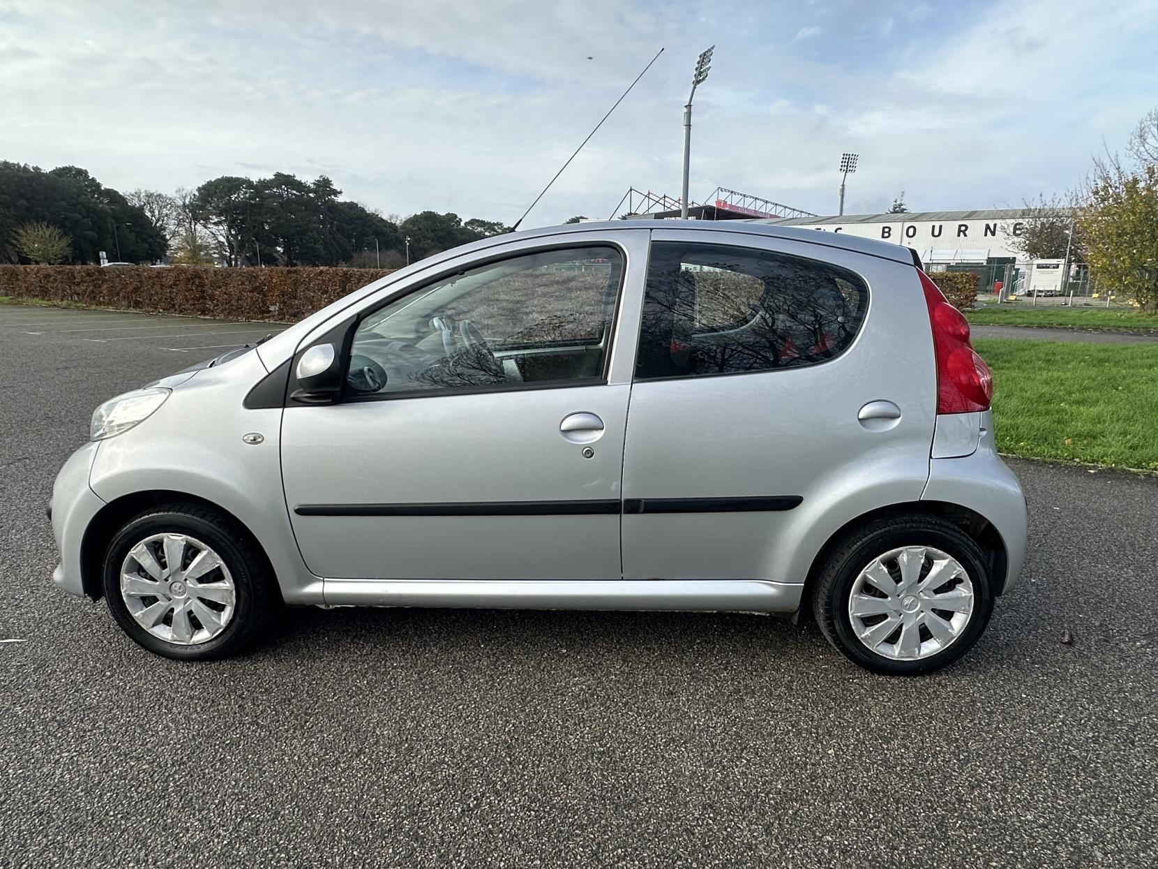 Peugeot 107 1.0 12V Urban Move Hatchback 5dr Petrol Manual Euro 4 (68 ps)