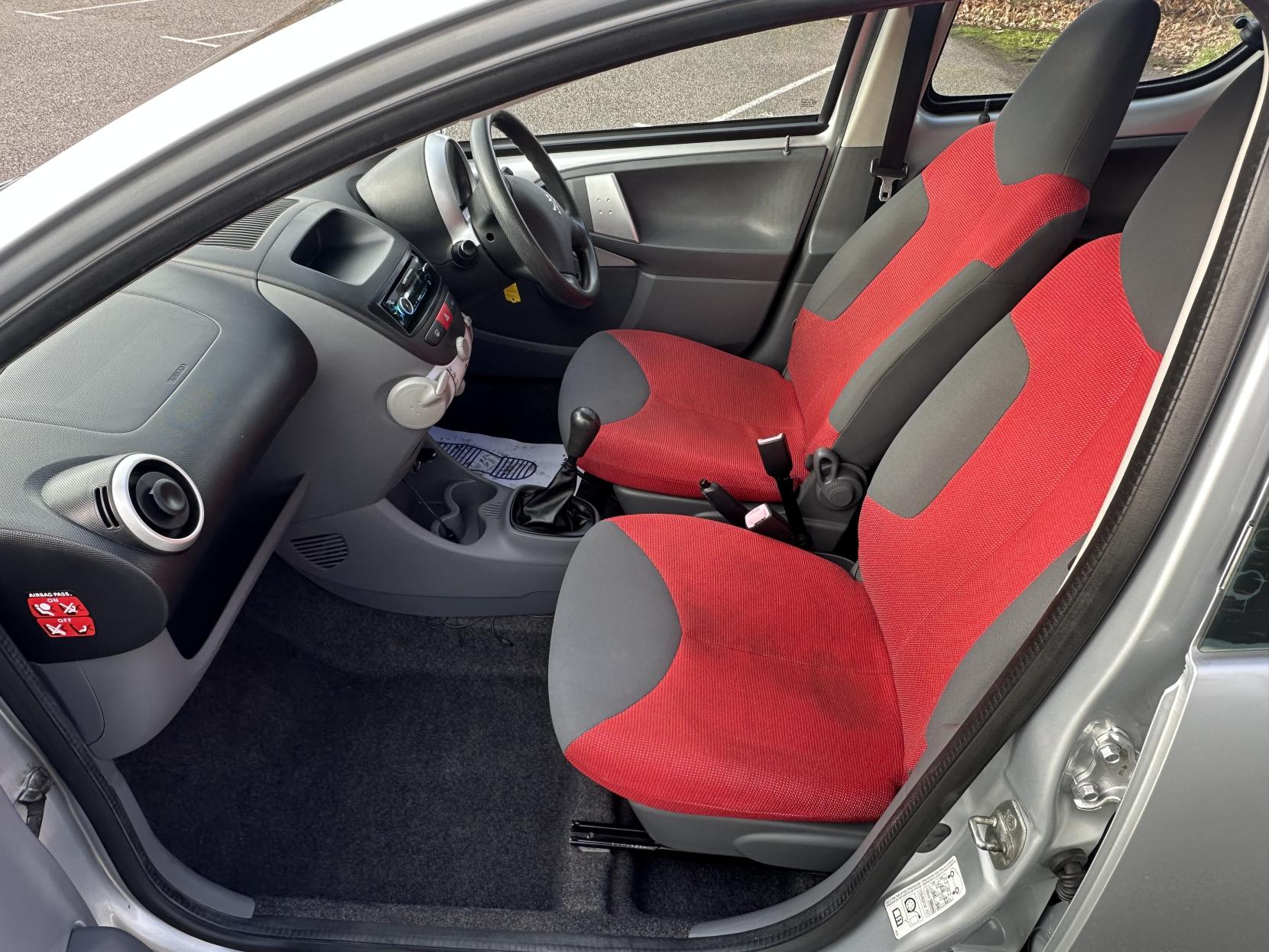 Peugeot 107 1.0 12V Urban Move Hatchback 5dr Petrol Manual Euro 4 (68 ps)