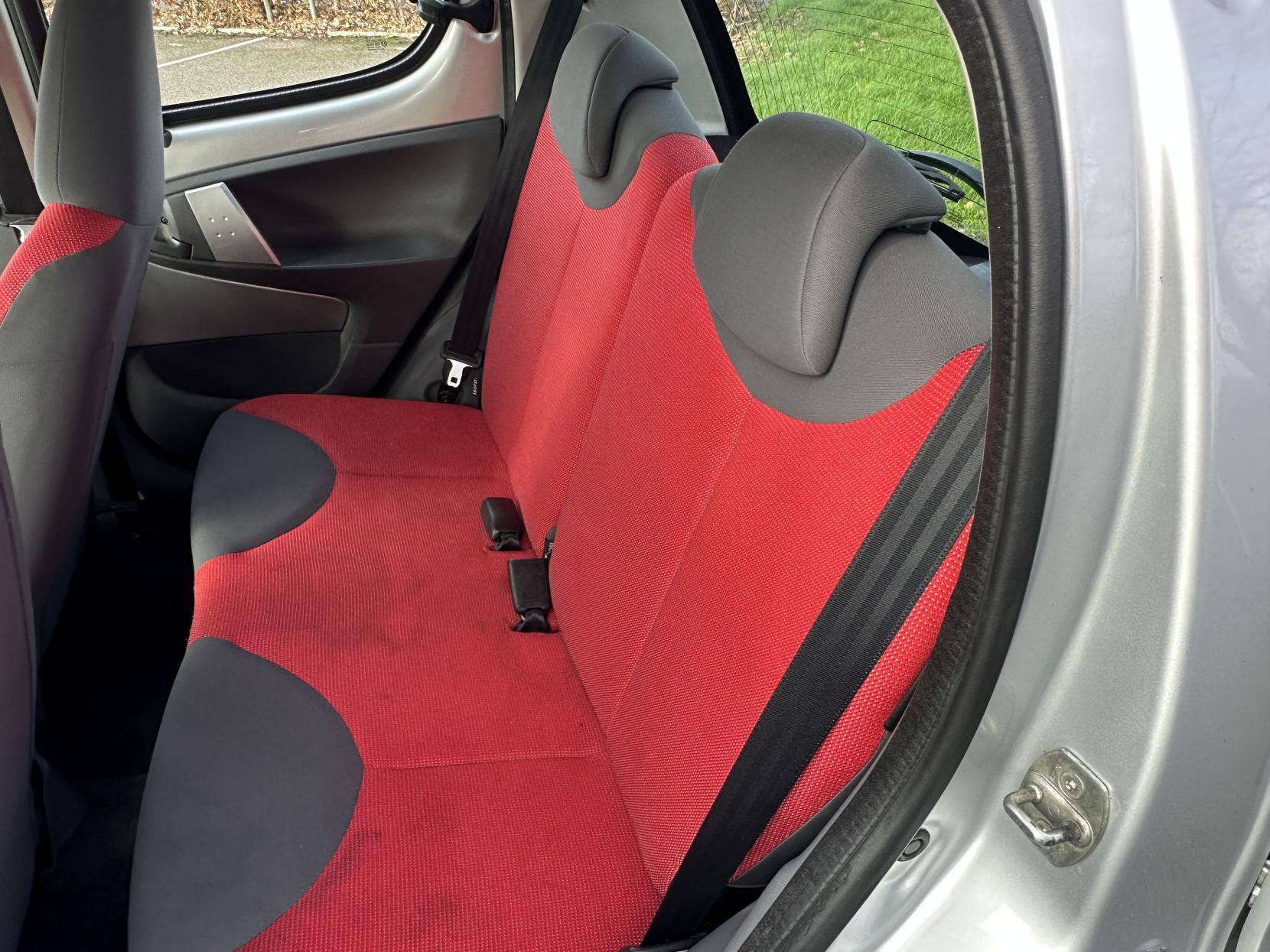 Peugeot 107 1.0 12V Urban Move Hatchback 5dr Petrol Manual Euro 4 (68 ps)