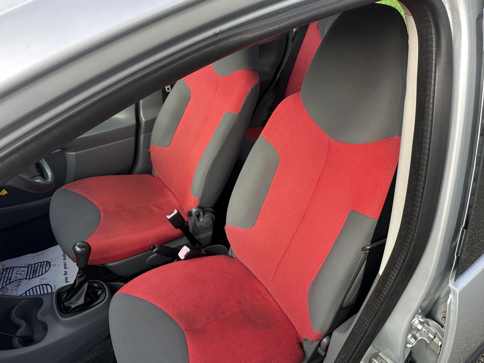 Peugeot 107 1.0 12V Urban Move Hatchback 5dr Petrol Manual Euro 4 (68 ps)