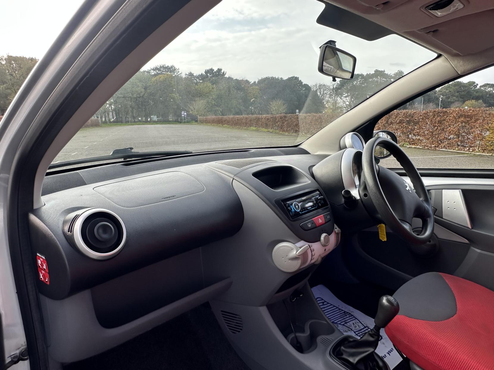 Peugeot 107 1.0 12V Urban Move Hatchback 5dr Petrol Manual Euro 4 (68 ps)