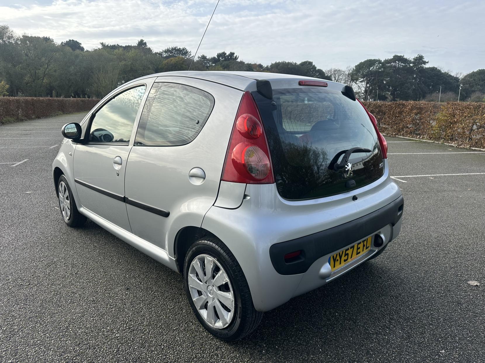 Peugeot 107 1.0 12V Urban Move Hatchback 5dr Petrol Manual Euro 4 (68 ps)