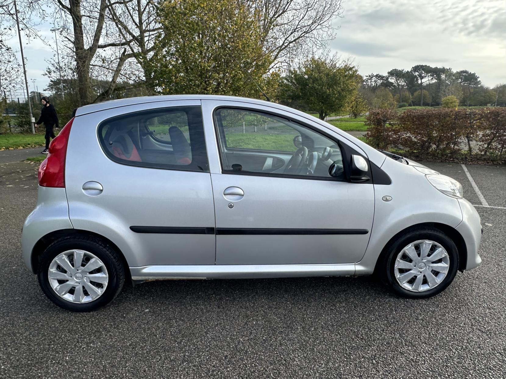 Peugeot 107 1.0 12V Urban Move Hatchback 5dr Petrol Manual Euro 4 (68 ps)