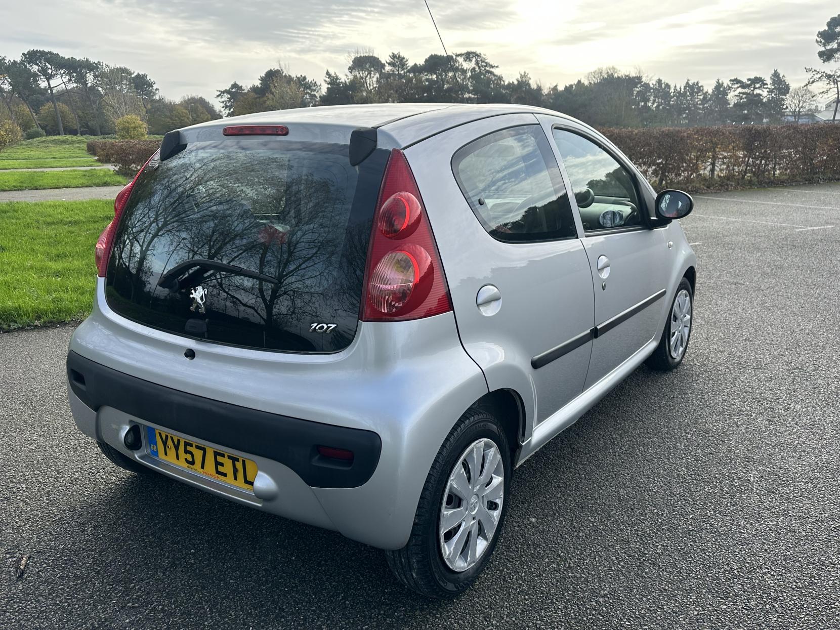 Peugeot 107 1.0 12V Urban Move Hatchback 5dr Petrol Manual Euro 4 (68 ps)